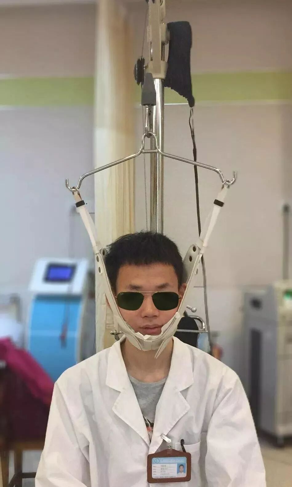 这种上吊式锻炼方式是颈椎牵引搞不好会没命