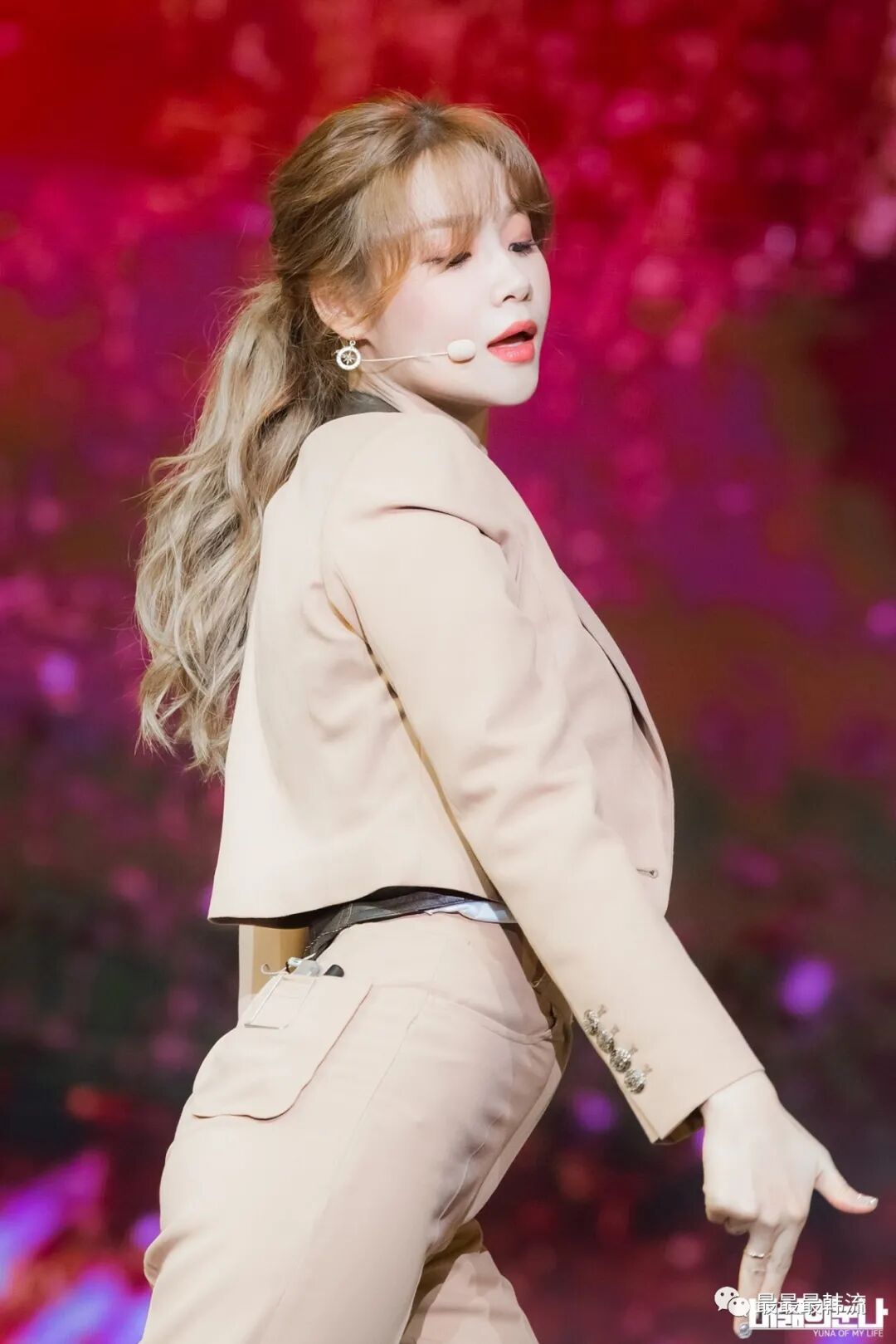 她也选择离开了啊.