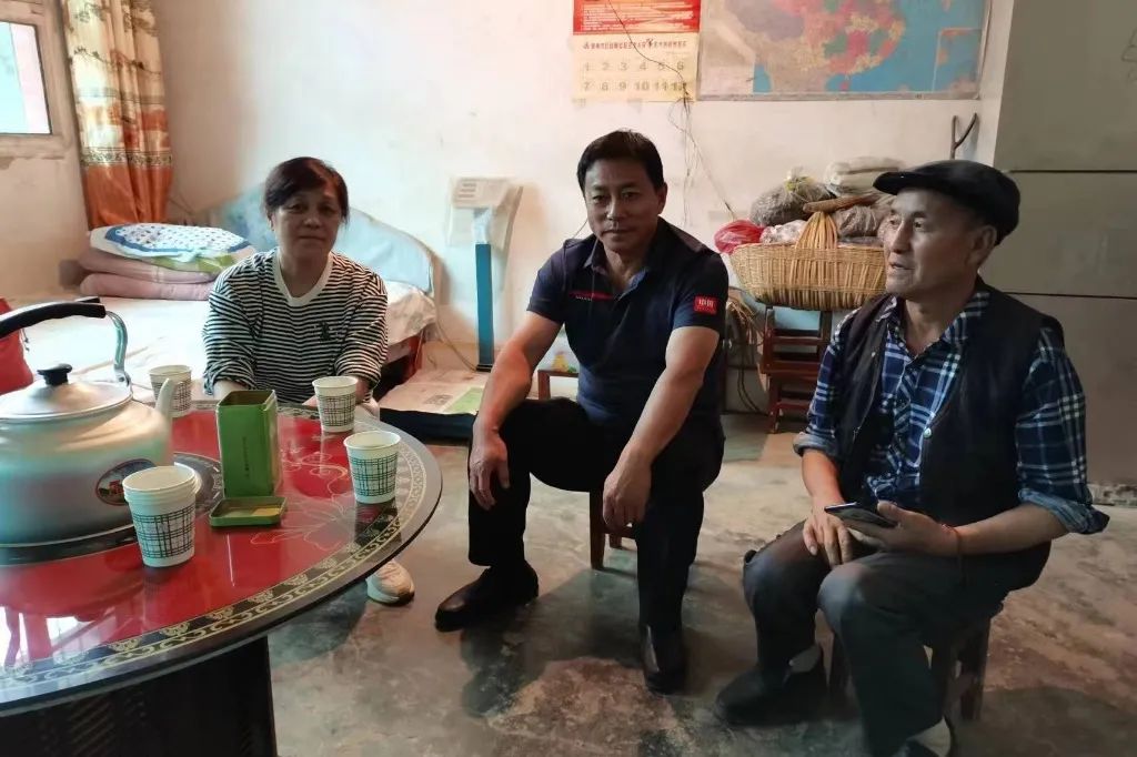 夫妇千里寻亲 民警倾力相助圆其父辈遗愿