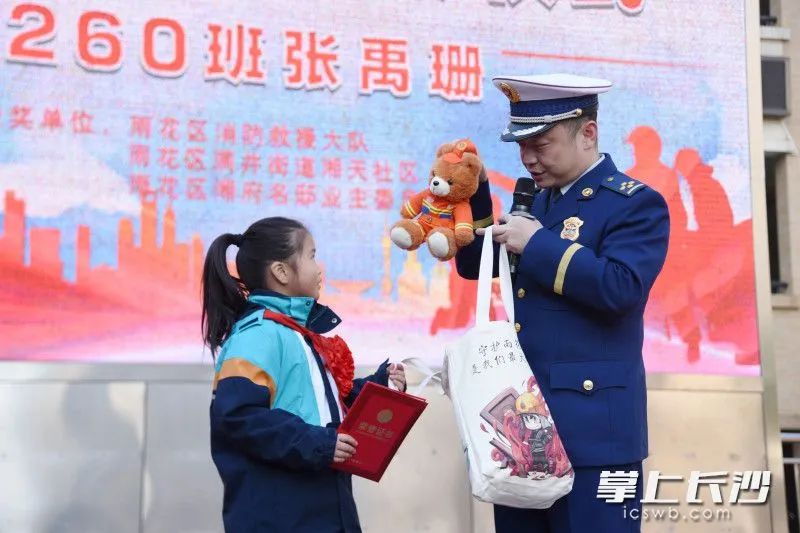 地下车库小车自燃！长沙7岁女娃上演“教科书式”操作
