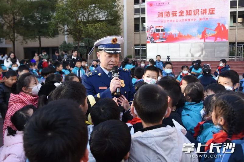 地下车库小车自燃！长沙7岁女娃上演“教科书式”操作