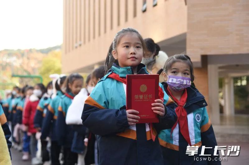 地下车库小车自燃！长沙7岁女娃上演“教科书式”操作