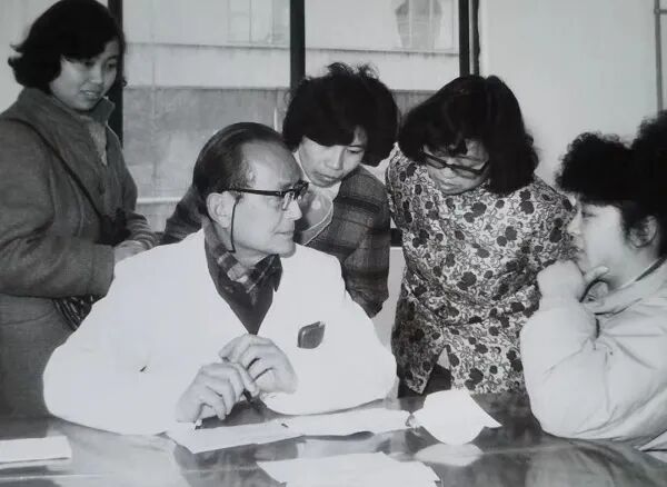 103岁“神仙”老中医分享长寿秘诀：脑子简单点，做人戆一点啦！-小辉娱乐网