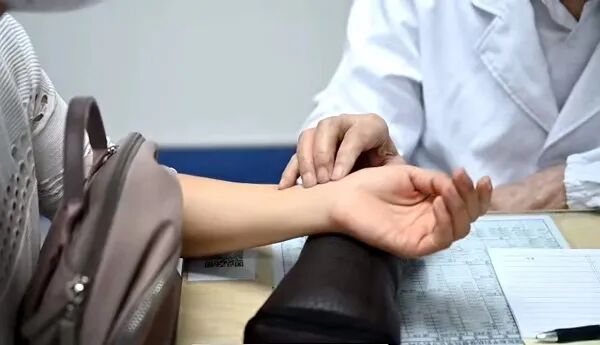 103岁“神仙”老中医分享长寿秘诀：脑子简单点，做人戆一点啦！-小辉娱乐网