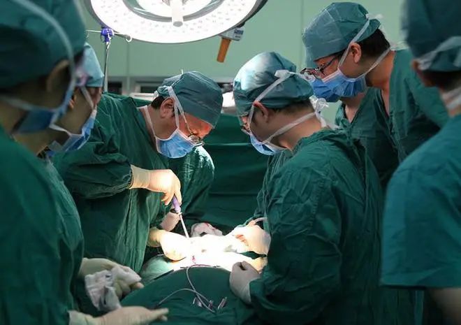 云南男子被妻子按摩到吐血，去医院检查，医生：你脑子里有把刀-小辉娱乐网