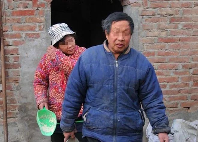 云南男子被妻子按摩到吐血，去医院检查，医生：你脑子里有把刀-小辉娱乐网