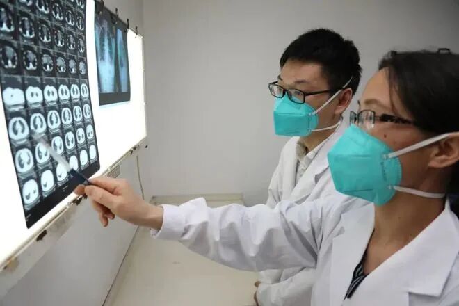 云南男子被妻子按摩到吐血，去医院检查，医生：你脑子里有把刀-小辉娱乐网