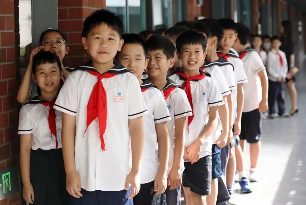 新华全媒+|拥抱新学期 遇见“新”成长——全国多地中小学开学首日见闻