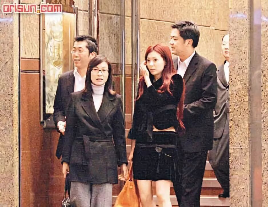 跟她走得比来,绯闻也最多的,当属比她小11岁的庄土集体太子爷农户彬