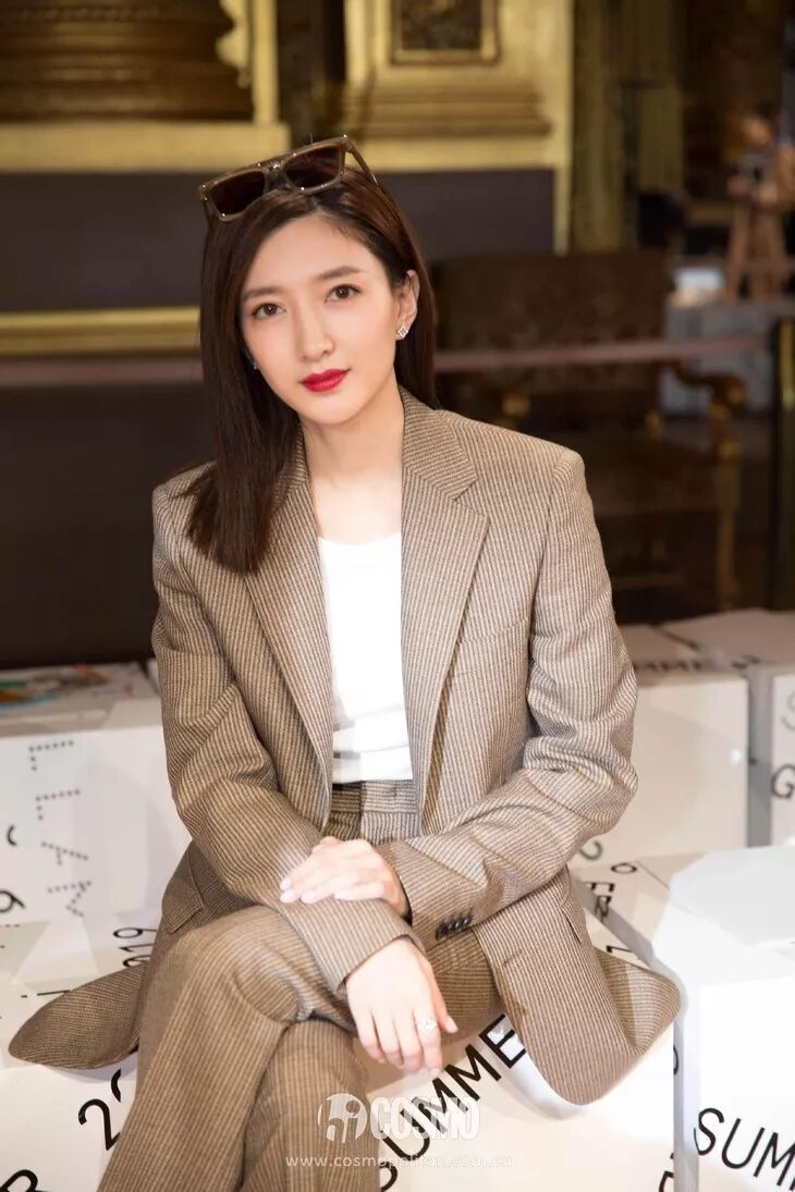 江江前几日现身stella mccartney巴黎秀场,身穿竖条纹西服套装,帅气逼