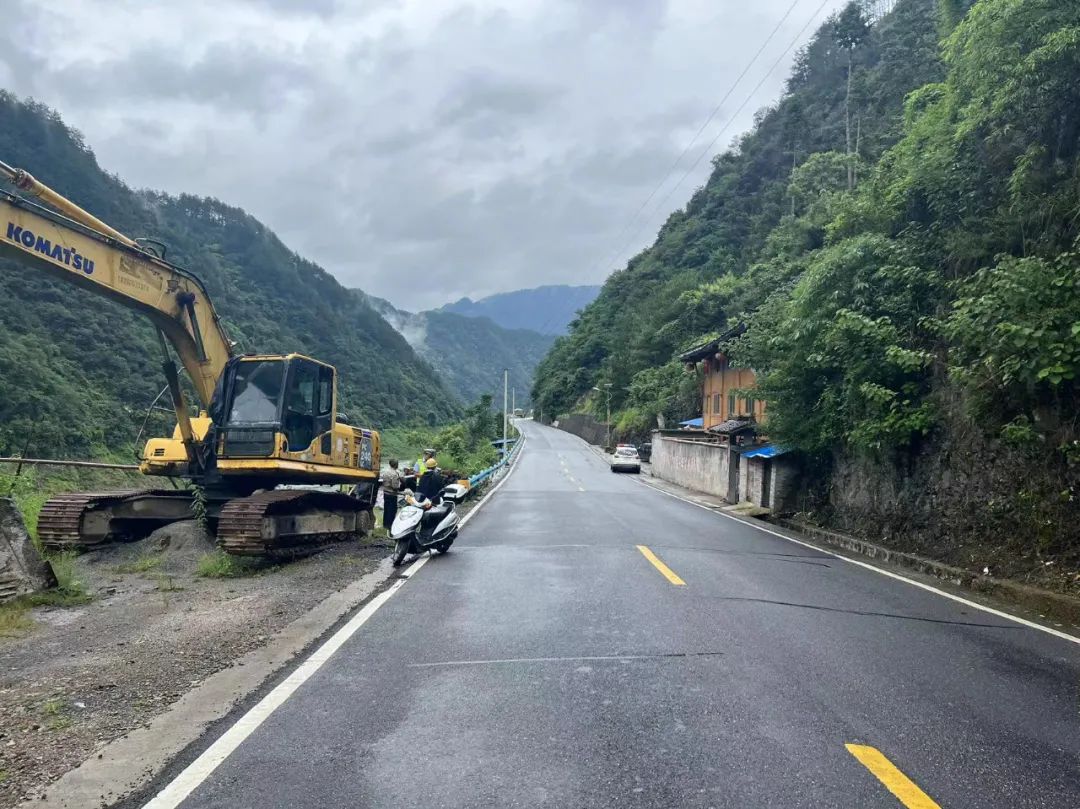 儿童冲出马路被撞 交通安全不容忽视.....| 交通安全警示