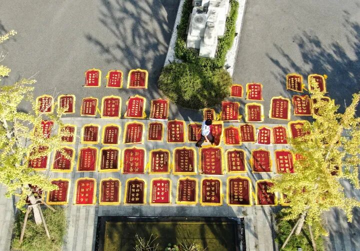 啥派出所啊！锦旗摆了一停车场-小辉娱乐网