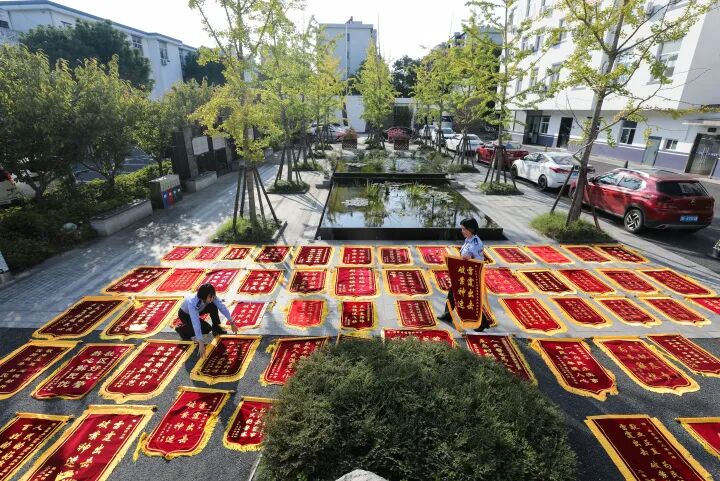 啥派出所啊！锦旗摆了一停车场-小辉娱乐网