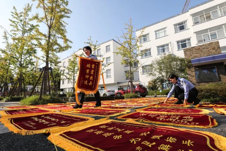 啥派出所啊！锦旗摆了一停车场-小辉娱乐网