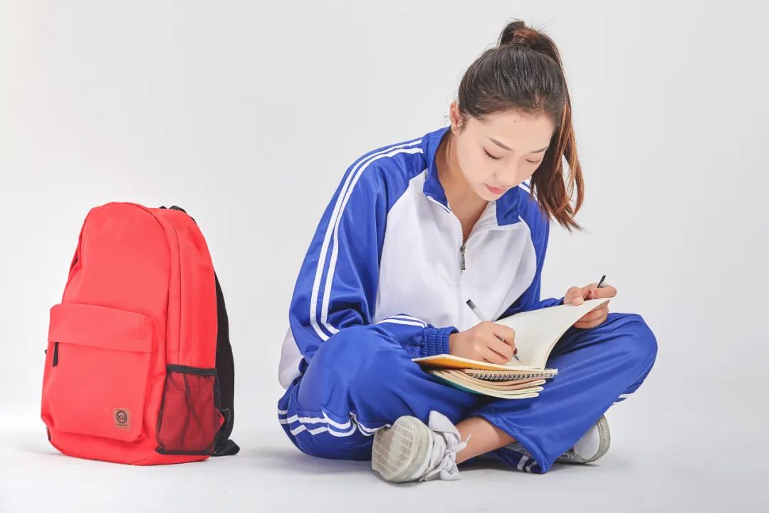 即使学生穿着相同的校服，老师也能一眼看出家境的不同，很现实！