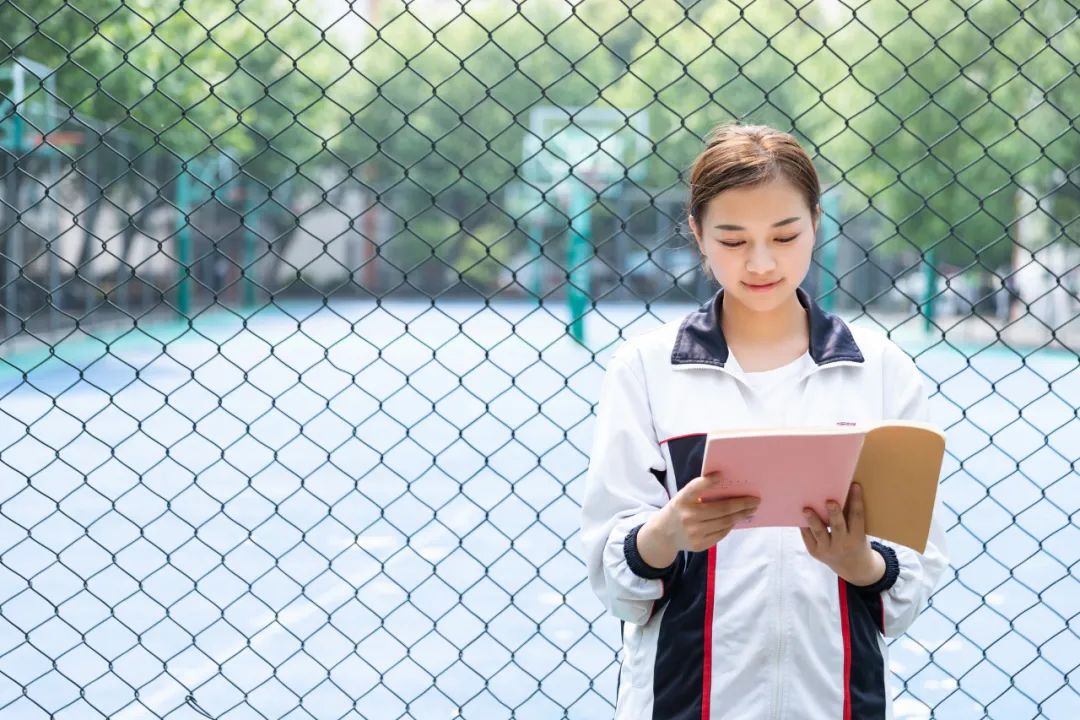 即使学生穿着相同的校服，老师也能一眼看出家境的不同，很现实！