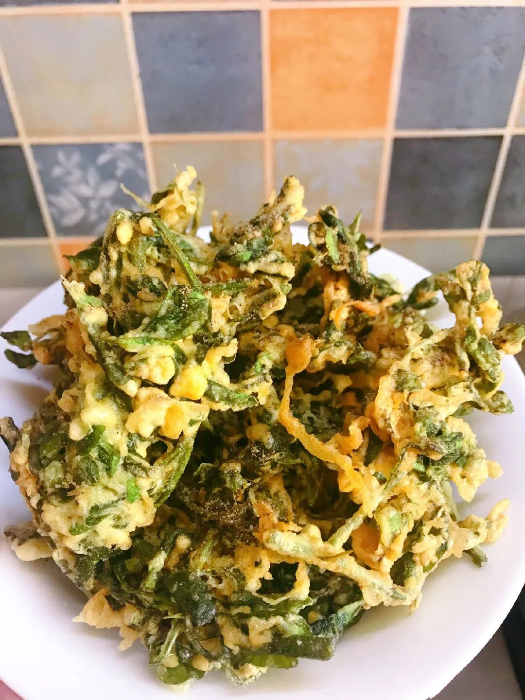 上的小刺儿也是软软的并不扎手此时的花椒叶芽儿肥厚鲜嫩被称为"一品