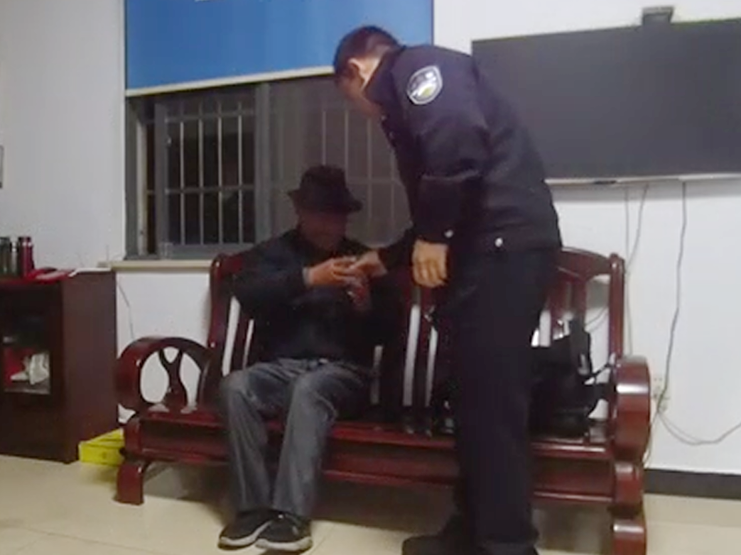 八旬老人不记得回家的路，却记得谁救了他……-小辉娱乐网