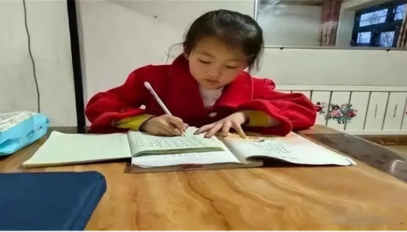 7岁女孩因一张笑脸走红，父母拒绝了百万签约费，一年后成这样…-小辉娱乐网