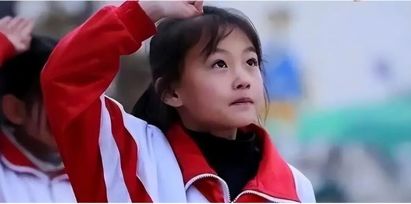 7岁女孩因一张笑脸走红，父母拒绝了百万签约费，一年后成这样...