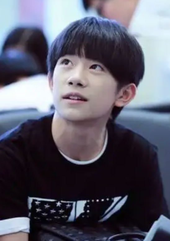 记忆里小时候的他还是这样的↓想说人的变化真的很大,橘是叫不出弟弟