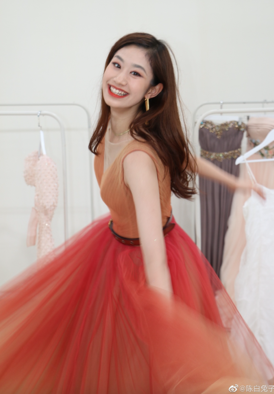 舞所以当小彩旗还在杨丽萍身边时,白兔主攻的是模特来着↓一般而言