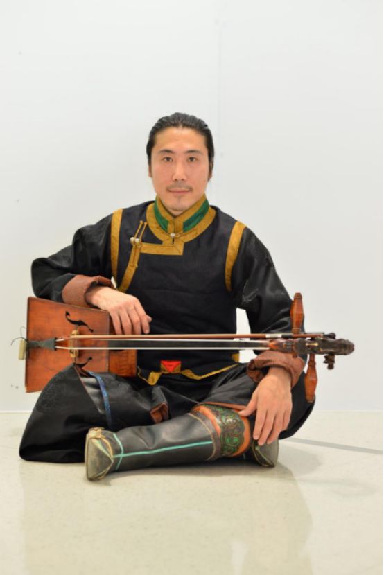 巴图巴根成长于内蒙古自治区巴林右旗的牧区,现为杭盖乐队主唱之一.