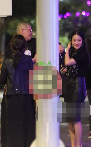 接着,蒋友柏与庄涵云在伊通街下车,两人就这么在大街十指紧扣,接着一