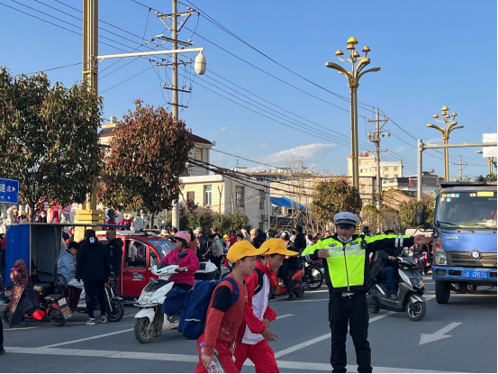 “警”然有序 云南交警织密校园“安全网” | 开学季-小辉娱乐网