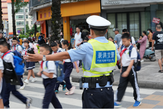 “警”然有序 云南交警织密校园“安全网” | 开学季-小辉娱乐网