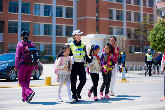 “警”然有序 云南交警织密校园“安全网” | 开学季-小辉娱乐网