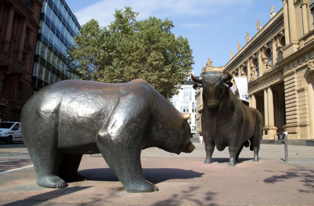 荷兰的阿姆斯特丹生意所前的牛是华尔街牛的孪生兄弟,莫迪卡捐给荷兰