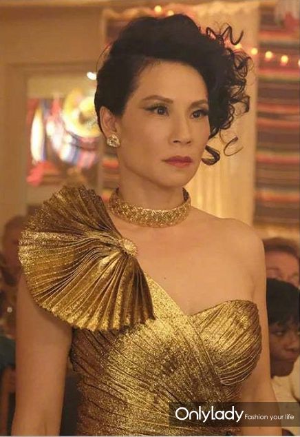 刘玉玲在剧中饰演一位80年月的社交名媛simone,天天装扮得花枝招展