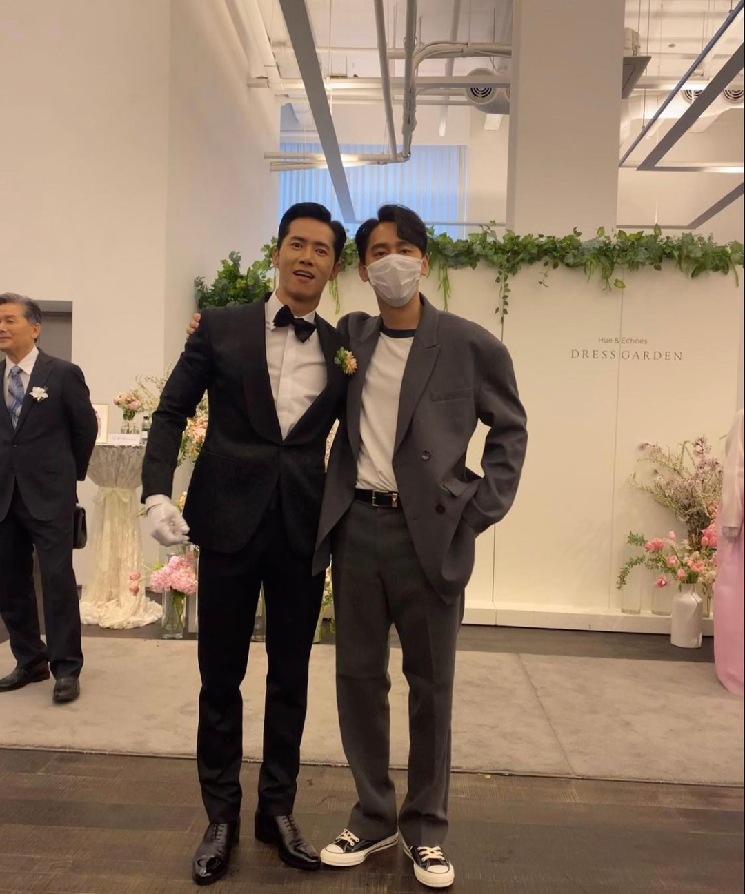 (左右滑动可查看更多图片)吴钟赫于1999年以花美男摇滚乐队click-b