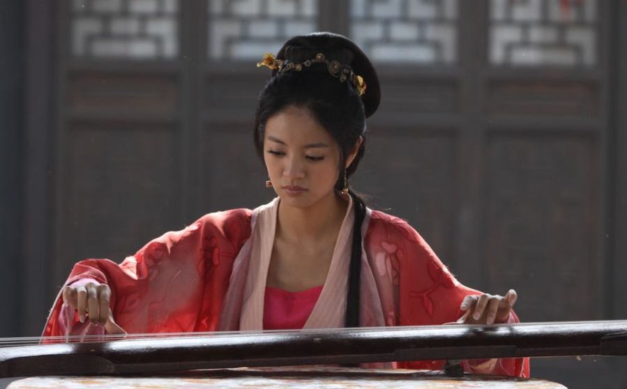 一女子睡觉时因为被风吹动了一下门帘第二天他就狠心自尽了只因