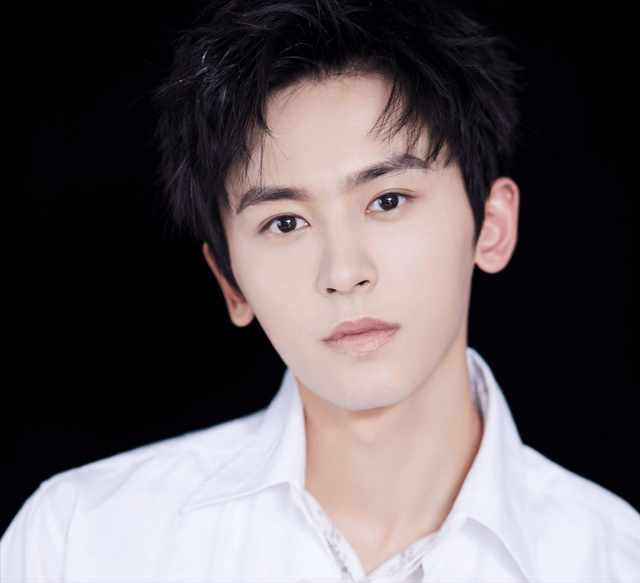 远比当年他发"旭日旗"更为严重,网友纷纷开启抵制和深扒,要求张哲瀚出