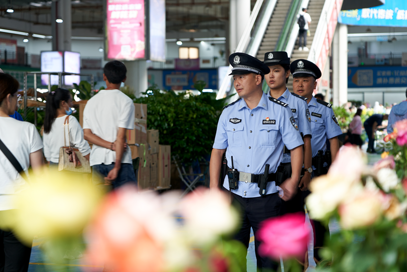 花与警察-小辉娱乐网