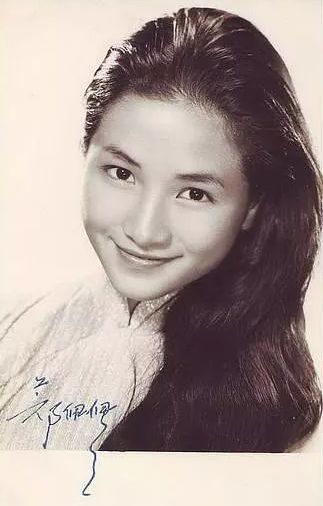 她在母亲的牌桌上,遇到了当时邵氏电影的代理商之子原文通