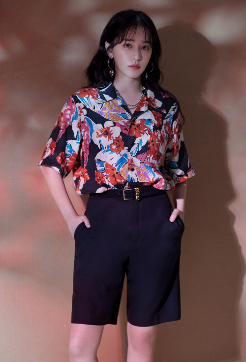 阚清子疑似恋情曝光,搂腰揽肩手牵手,举止十分亲密