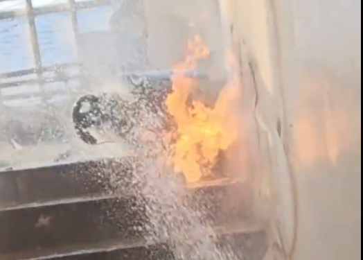 燃气灶打不着，江苏一大爷竟“以火试气”-小辉娱乐网