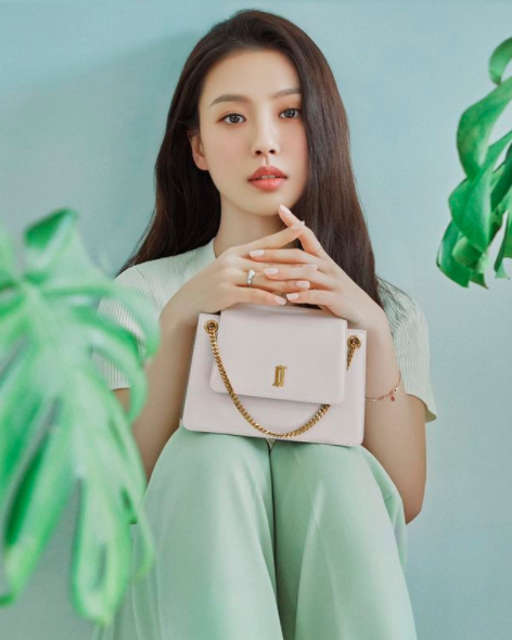 《五月的夏天》播出后,很多观众直言,天,这个眼熟的女孩子,我之前怎么