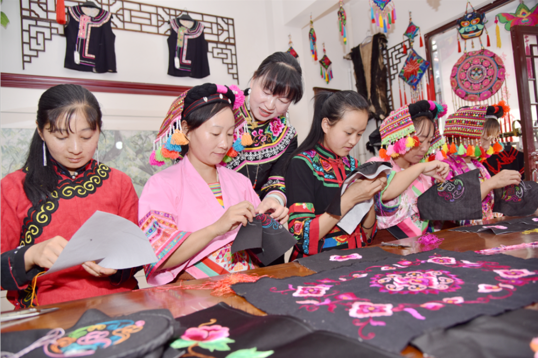省委书记点赞：彝族刺绣一针一线绣出亿元产业-小辉娱乐网