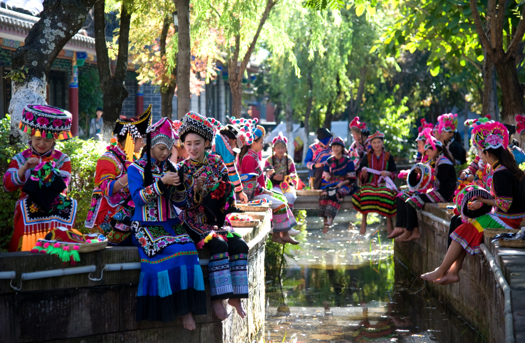 省委书记点赞：彝族刺绣一针一线绣出亿元产业-小辉娱乐网