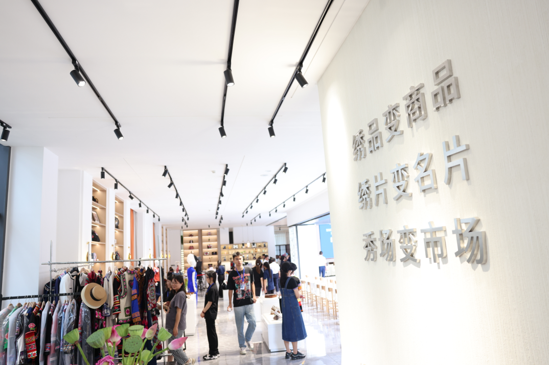 省委书记点赞：彝族刺绣一针一线绣出亿元产业-小辉娱乐网