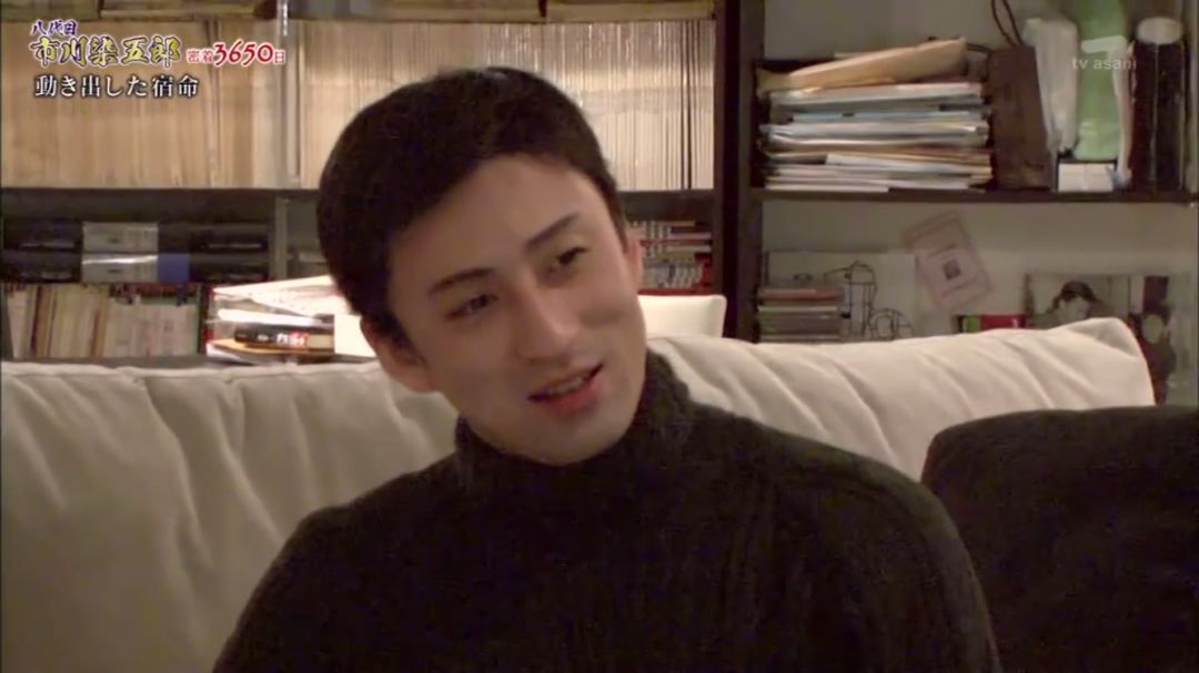 爷爷藤间昭晓是.艺术院会员二代目松本白鹦,是现代歌舞伎巨匠.