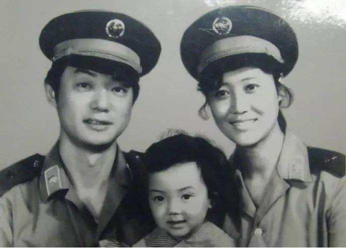 车晓出生在一个前提非常好的家里,爸爸妈妈都是演员,她的父亲车晓彤是