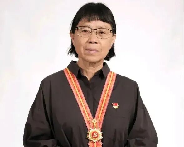 张桂梅到央视录节目，刚到演播室，导演就皱起眉：您穿的衣服不合适，赶紧换一套-小辉娱乐网