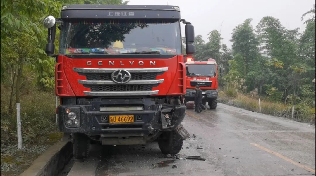 现场堪比“以卵击石”！“老头乐”司机到底要如何保护自己？-小辉娱乐网