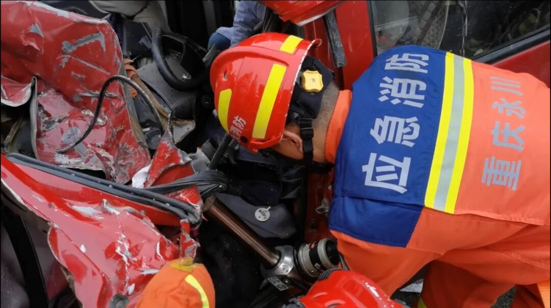 现场堪比“以卵击石”！“老头乐”司机到底要如何保护自己？-小辉娱乐网