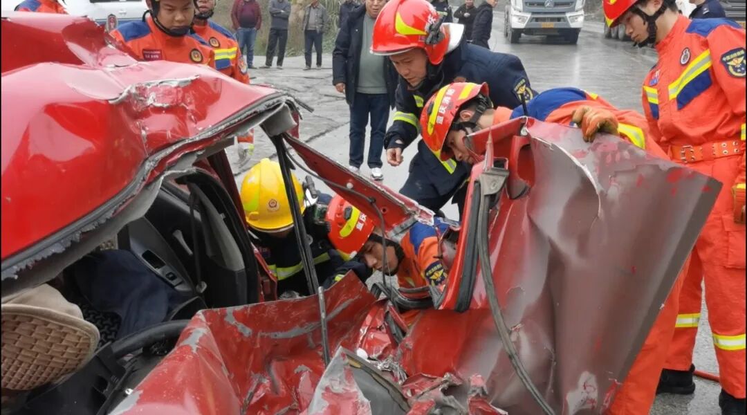 现场堪比“以卵击石”！“老头乐”司机到底要如何保护自己？-小辉娱乐网